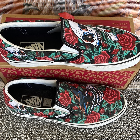 Vans WMNS Classic Slip-0n
Rose Skulls Black/True White 
VN0A7Q5D6BT
Sneakers - Picture 6 of 16